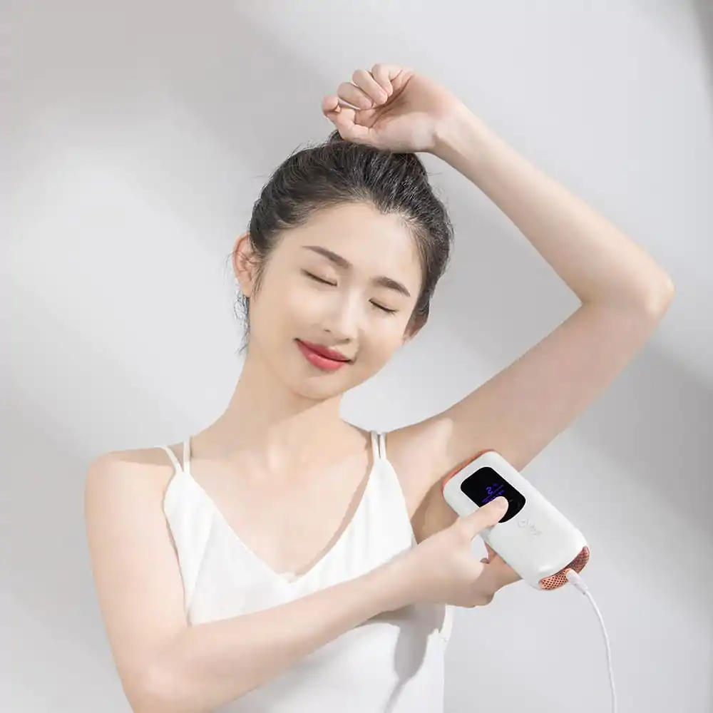 Hair removal is another area where technology has made remarkable progress. Therefore, the IPL hair removal device at home has become a key product category among the Best Beauty Devices 2026. IPL, or intense pulsed light, targets hair follicles using controlled light energy. As a result, repeated treatments gradually reduce hair growth and create smoother skin. In addition, many modern IPL devices now include larger treatment windows and faster flash speeds. Consequently, treatments can be completed more efficiently. Best Beauty Devices 2026 IPL hair removal device